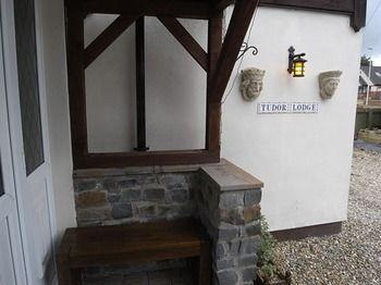Tudor Lodge Ammanford Exteriör bild